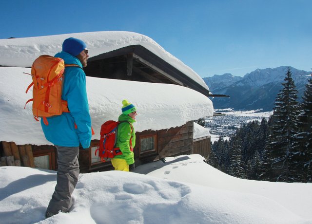 Winterwanderung durch den Schnee auf die Hündeleskopf Hütte