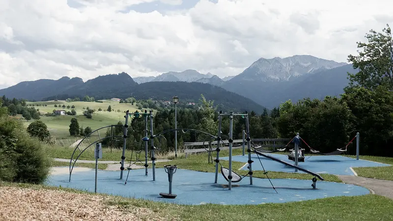 Der Planetenspielplatz mit Hügeln und Bergen im Hintergrund.