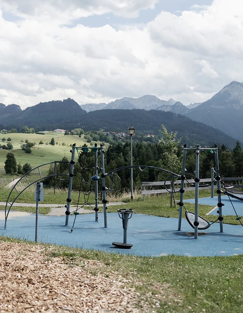 Der Planetenspielplatz mit Hügeln und Bergen im Hintergrund.