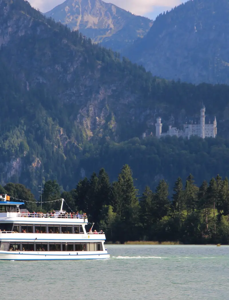 Eine Schifffahrt auf dem Forgensee mit einer tollen Bergkulisse im Hintergrund.