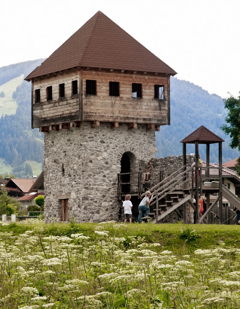 Verkleinerte Nachbildung einer Burganlage auf dem Ritterspielplatz in Pfronten.