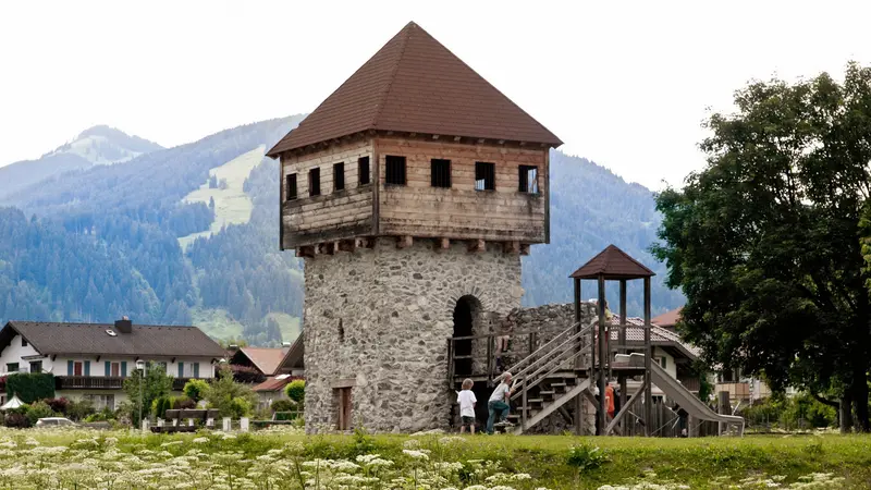 Verkleinerte Nachbildung einer Burganlage auf dem Ritterspielplatz in Pfronten.
