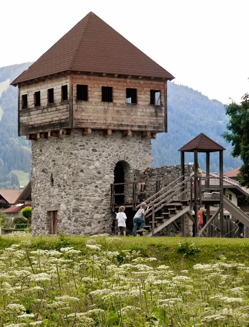 Verkleinerte Nachbildung einer Burganlage auf dem Ritterspielplatz in Pfronten.