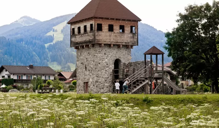 Verkleinerte Nachbildung einer Burganlage auf dem Ritterspielplatz in Pfronten.