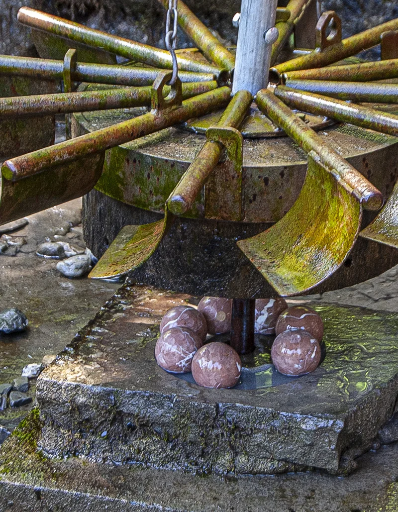 Kugeln aus Stein in der Steinkugelmühle in Pfronten im Allgäu.