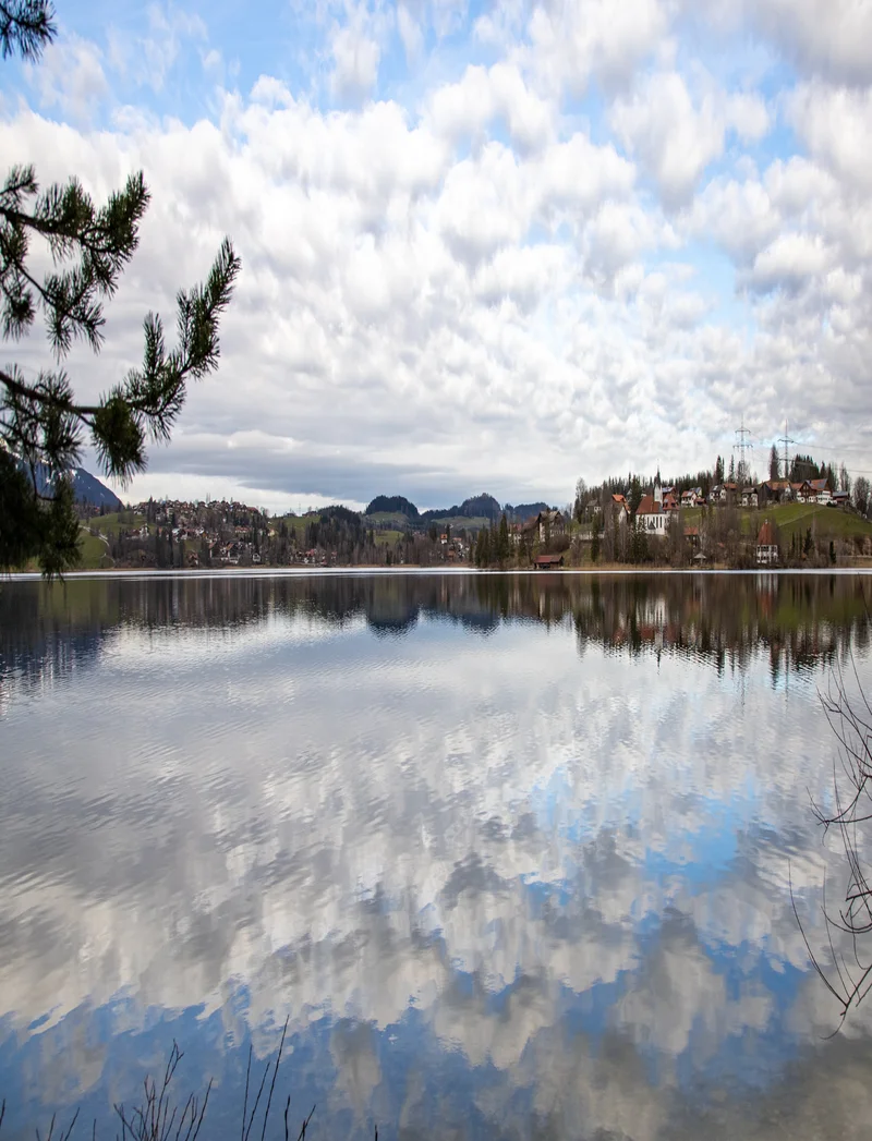 Blick auf den Weißensee bei Pfronten im Allgäu.