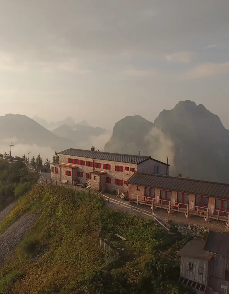 Weitreichender Panoramablick auf die Ostlerhütte und die atemberaubende Bergwelt.