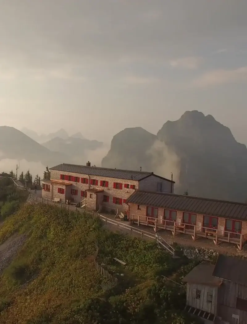 Ostlerhütte auf dem Breitenberggipfel Weitreichender Panoramablick auf die Ostlerhütte und die atemberaubende Bergwelt.
