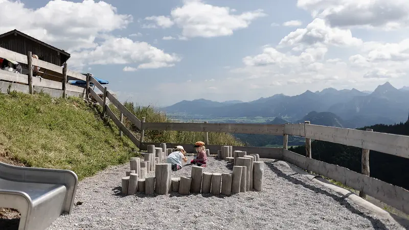 Zwei Mädchen spielen im Kies.