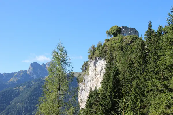 Blick auf die Burgruine Falkenstein oberhalb von Pfronten im Allgäu.