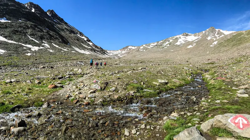 Eine Gruppe Wanderer in einer felsigen Berglandschaft.