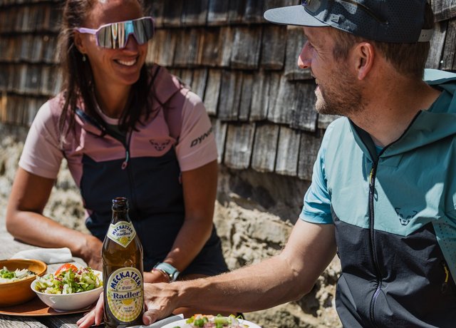 Wanderer kehren an der Kappeler Alp ein