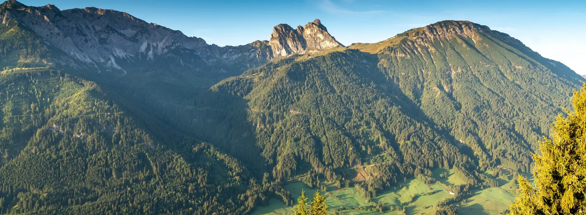 Schöner Blick von oben auf den idyllischen Campingplatz in Pfronten und eine tolle Bergkulisse.