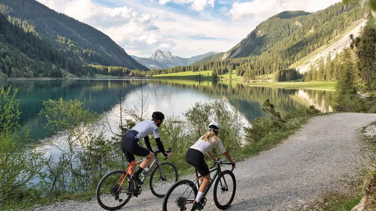 Zwei Gravel-Biker an einem See