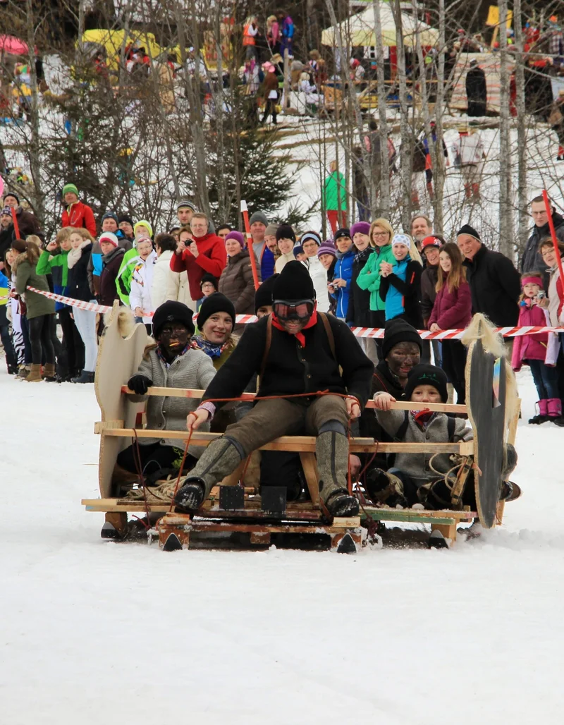 Bunter Faschingsspaß am Sonnenlift in Pfronten-Röfleuten.