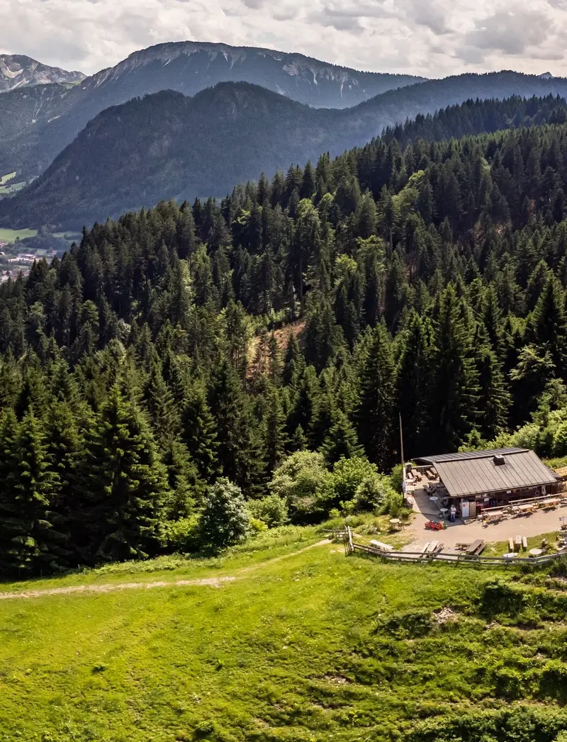 Hündeleskopfhütte am Edelsberg Sommerlicher Panoramablick auf das Pfrontener Tal und eine überwältigende Bergkulisse.
