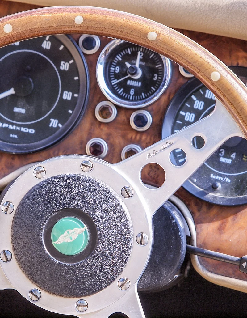 Das Lenkrad eines Oldtimers als Oldtimer-Liebhaberstück in Pfronten.