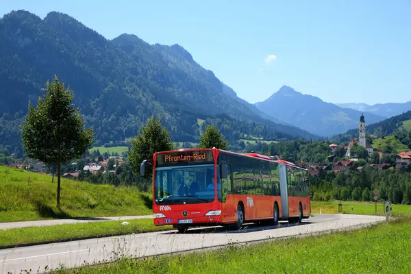 Der Ortsbus fährt durch Pfronten.
