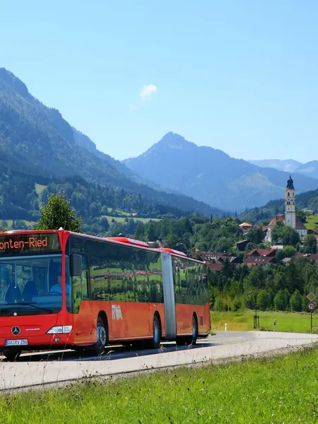 Der Ortsbus fährt durch Pfronten.