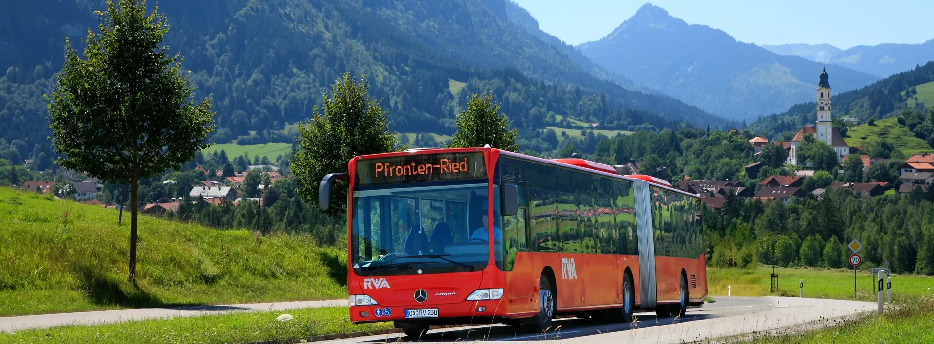 Der Ortsbus fährt durch Pfronten.