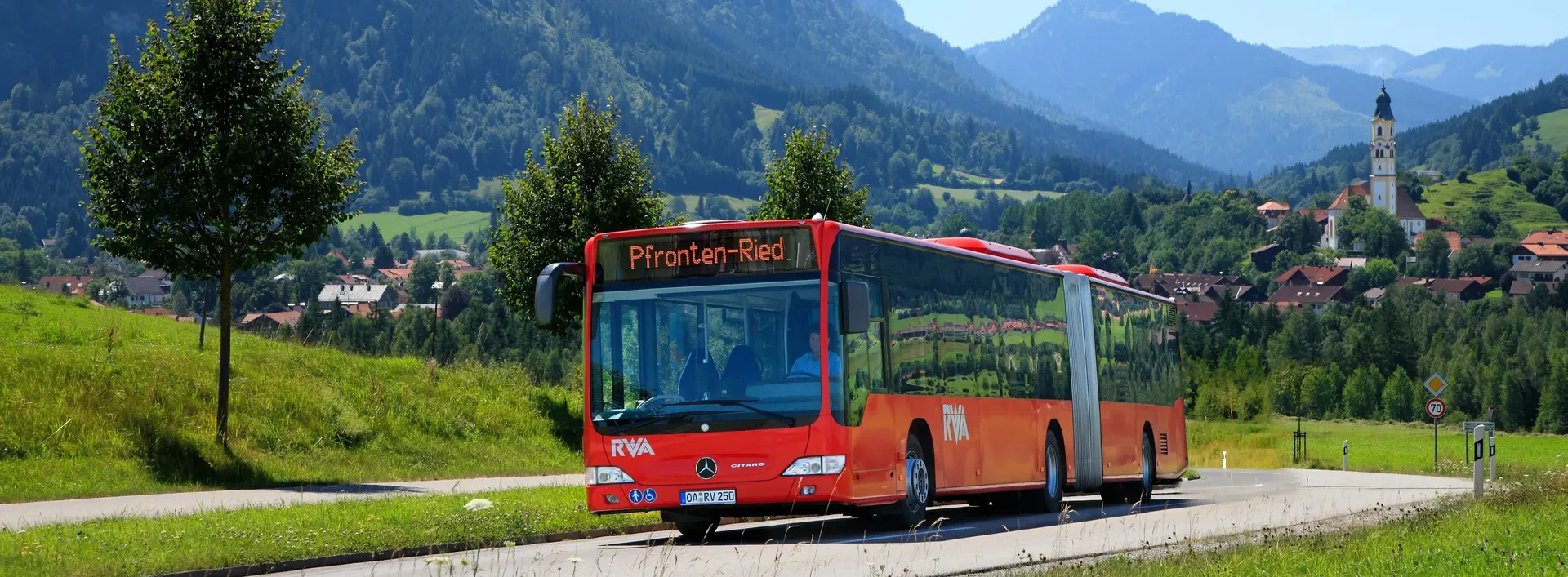 Der Ortsbus fährt durch Pfronten.