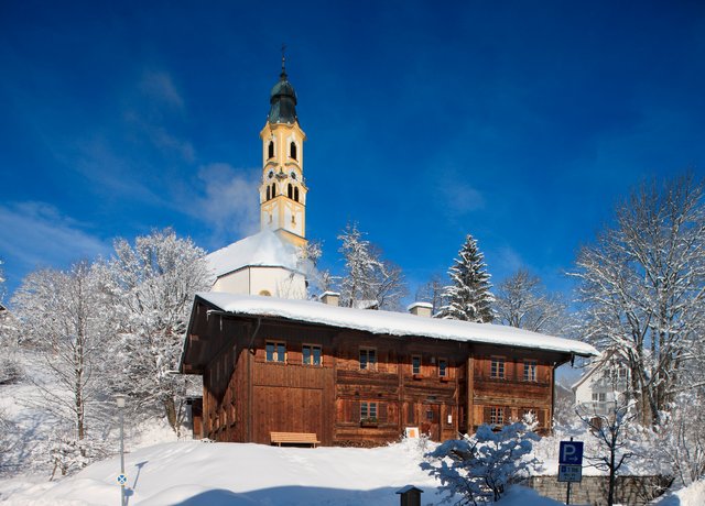 Pfrontener Pfarrkirch und Heimathaus im Winter