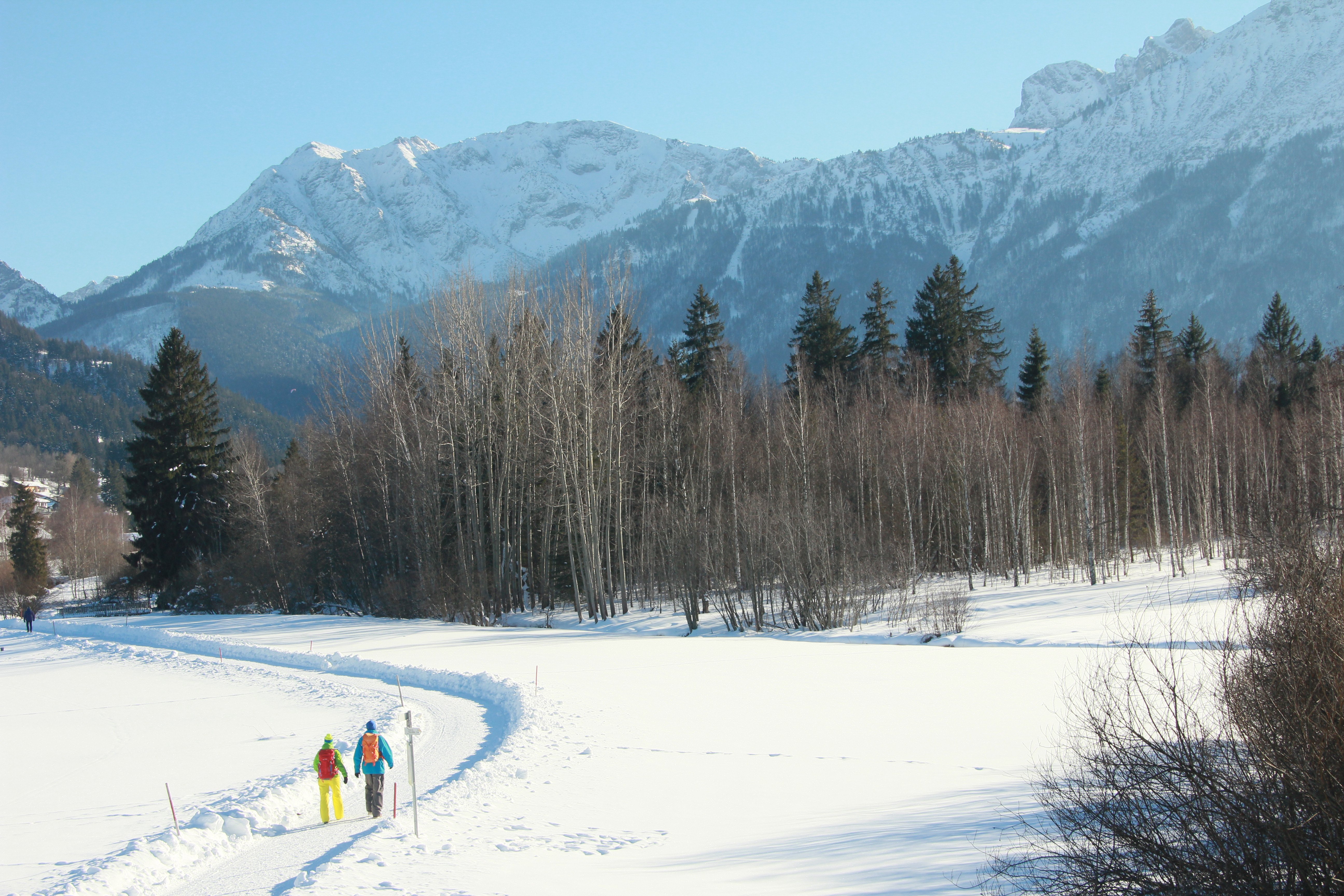 Winterwanderer in einer zauberhaften Schneelandschaft im Pfrontener Tal inmitten der verschneiten Bergwelt.