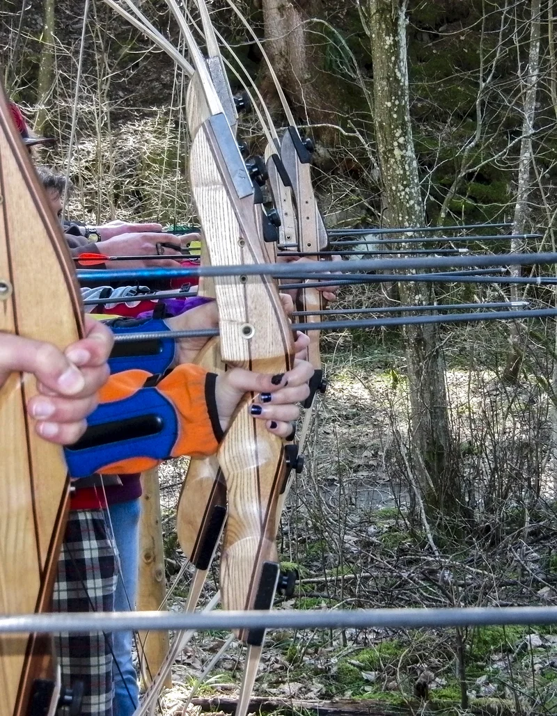 Eine Gruppe beim Bogenschießen. 