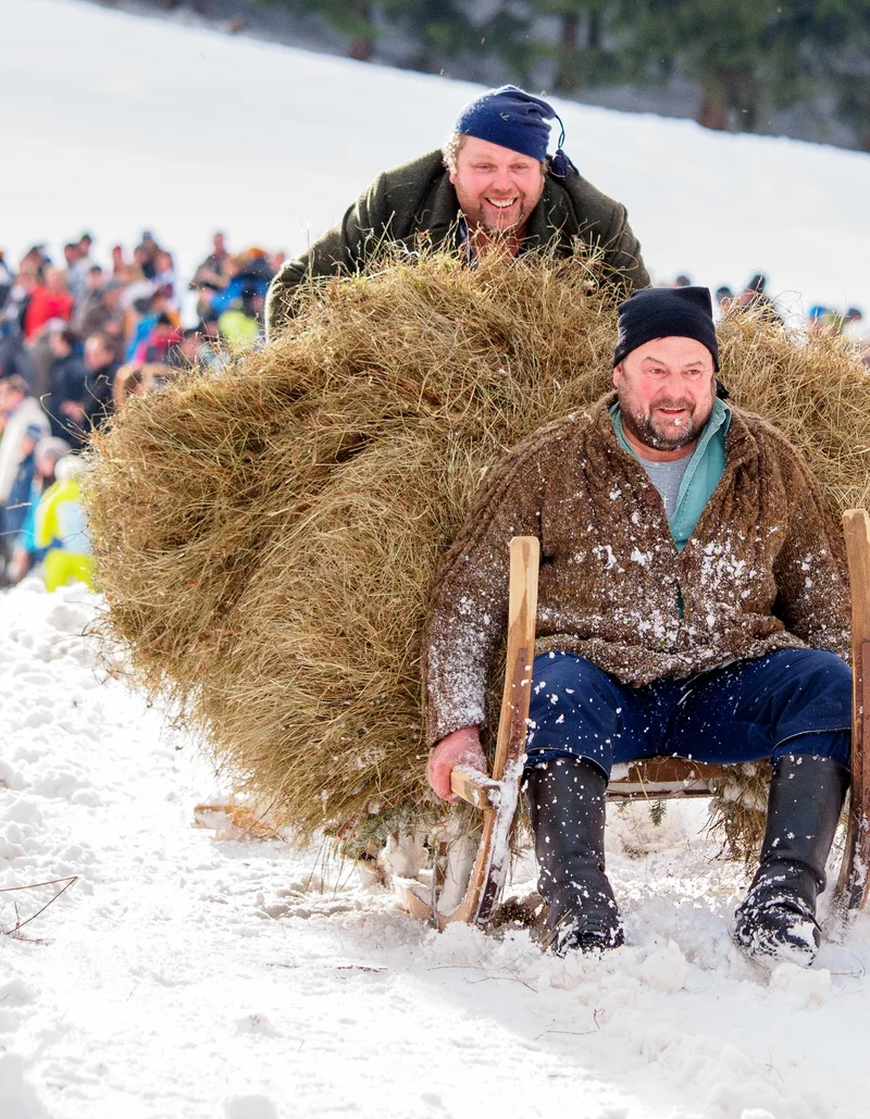 Mehrere Personen beim Schalenggen Rennen in Pfronten.