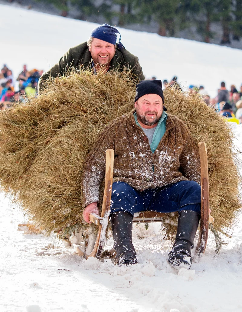 Mehrere Personen beim Schalenggen Rennen in Pfronten.