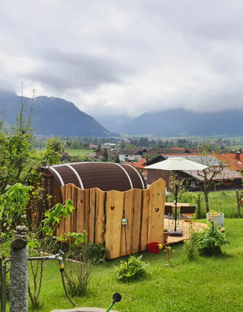 Schlafmöglichkeit in einem Schlummerfass mit einer tollen Aussicht.