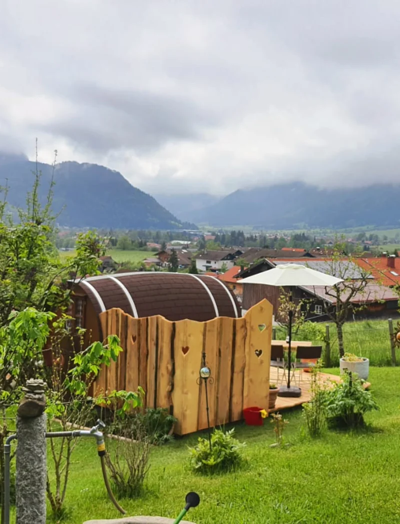 © A. Grotz Schlafmöglichkeit in einem Schlummerfass mit einer tollen Aussicht.