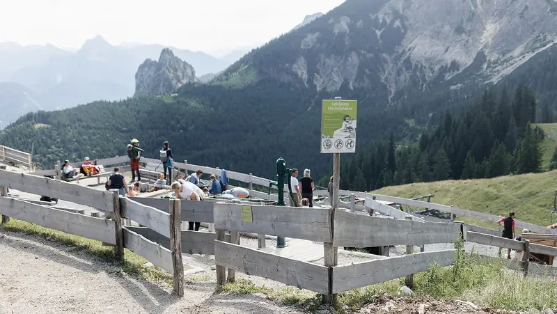 Der Juwelenspielplatz im Überblick, mit Bergen im Hintergrund.