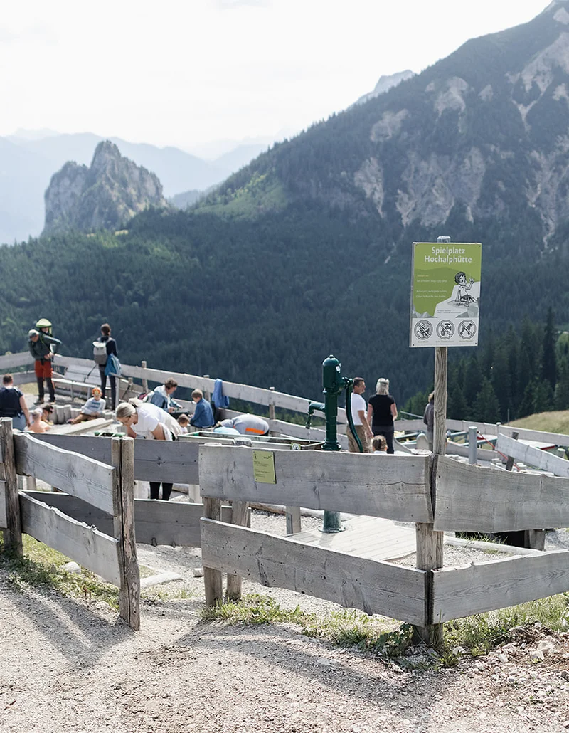 Der Juwelenspielplatz im Überblick, mit Bergen im Hintergrund.