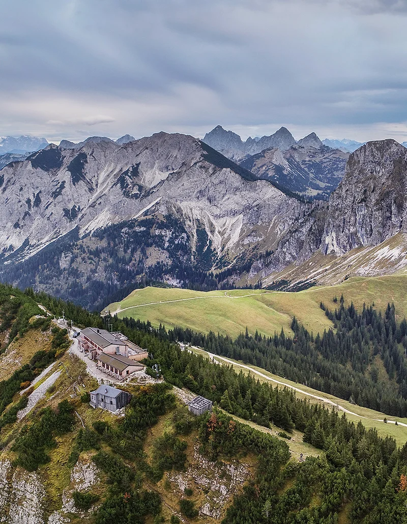 Beeindruckender Panoramablick auf die Ostlerhütte, die von einer markanten Bergkulisse umgeben ist.