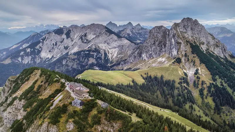Beeindruckender Panoramablick auf die Ostlerhütte, die von einer markanten Bergkulisse umgeben ist.