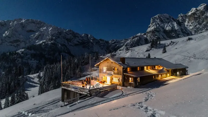 Hochalphütte bei Nacht