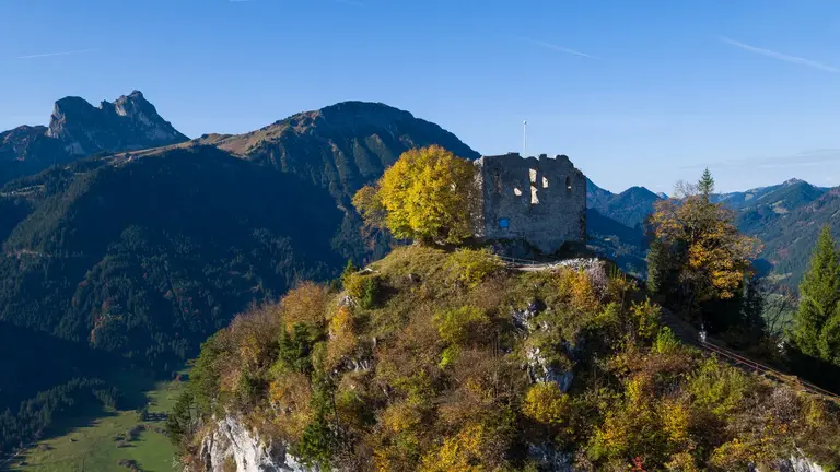 Blick auf die Burgruine Falkenstein oberhalb von Pfronten im Allgäu.