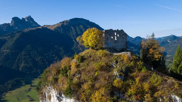 Blick auf die Burgruine Falkenstein oberhalb von Pfronten im Allgäu.