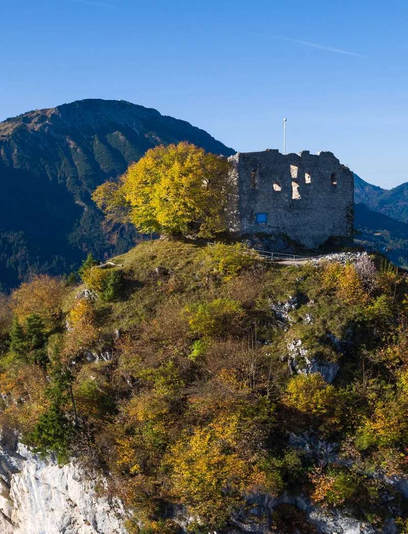 Blick auf die Burgruine Falkenstein oberhalb von Pfronten im Allgäu.