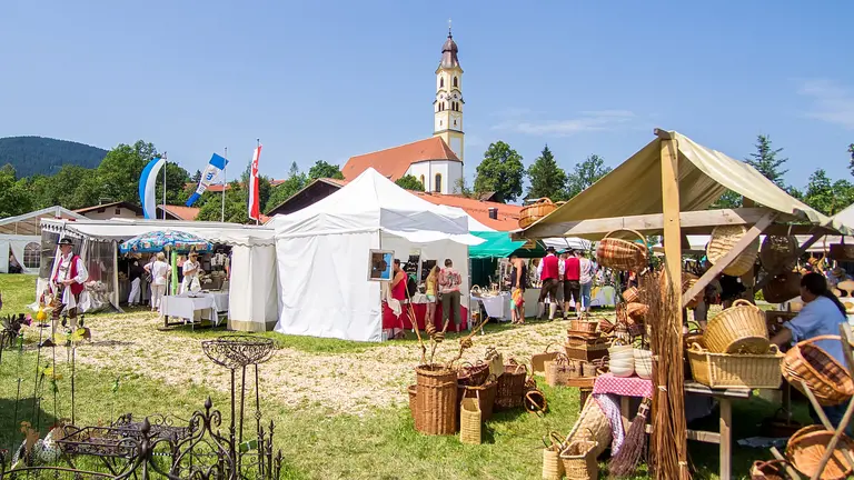 Trachtenmarkt unterhalb der Kirche St. Nikolaus