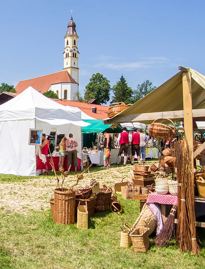 Trachtenmarkt unterhalb der Kirche St. Nikolaus