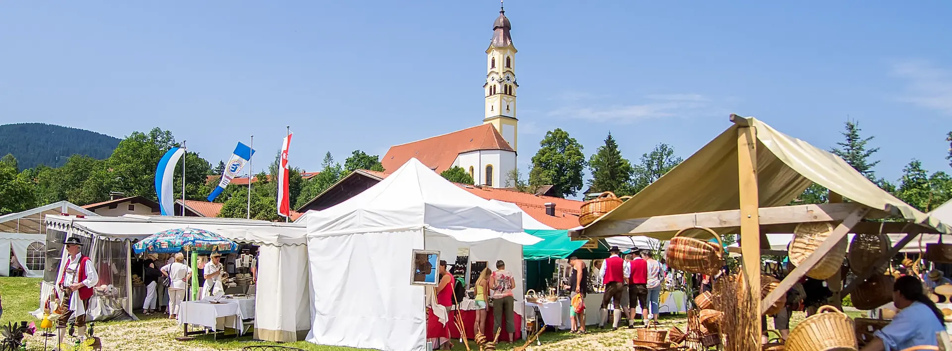 Buntes Markttreiben beim Trachtenmarkt in Pfronten.