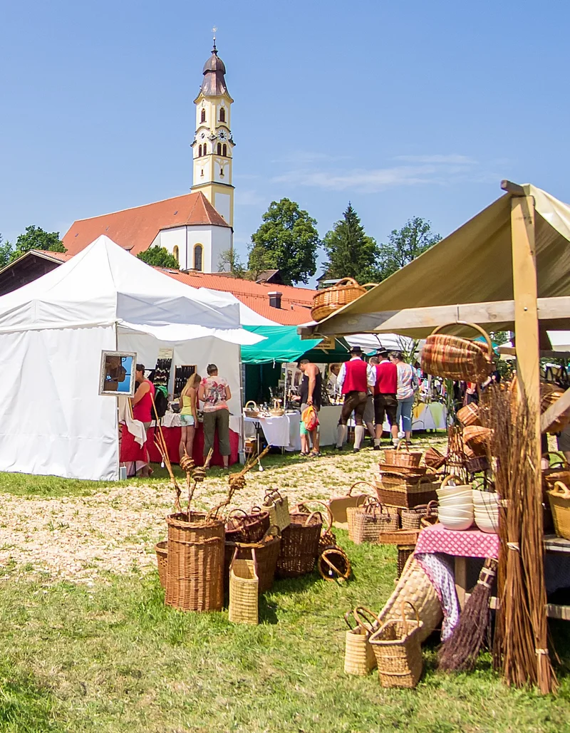 Buntes Markttreiben beim Trachtenmarkt in Pfronten.