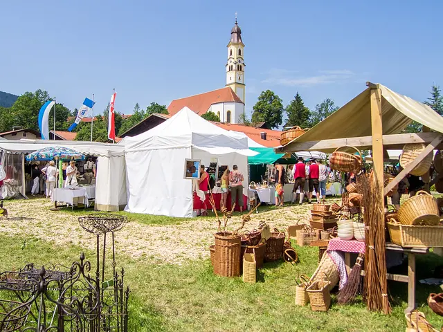 Trachtenmarkt unterhalb der Kirche St. Nikolaus