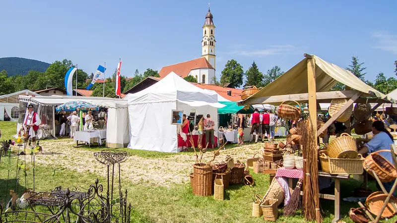 Trachtenmarkt unterhalb der Kirche St. Nikolaus