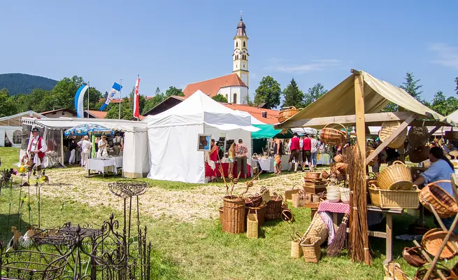 Trachtenmarkt unterhalb der Kirche St. Nikolaus