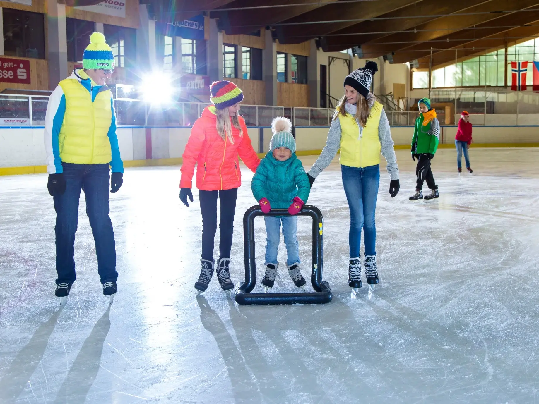 Mehrere Personen beim Eislaufen in Pfronten.