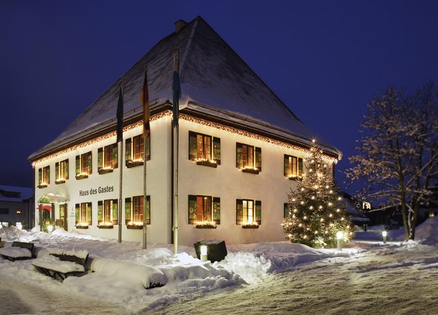 Verschneite Touristinformation Pfronten bei Nacht