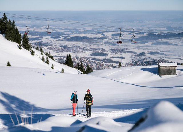 Zwei Winterwanderer auf präparierten Wegen in einer tollen Winterlandschaft.
